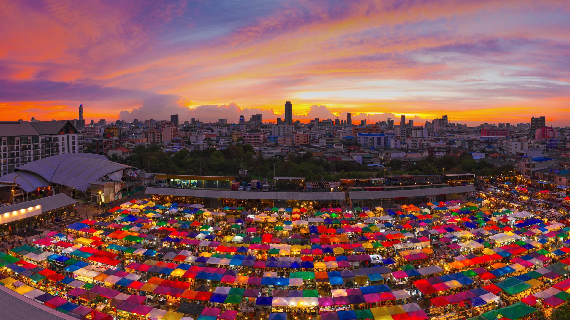 拉差达的火车夜市，泰国曼谷  (© FUN FUN PHOTO/Shutterstock)