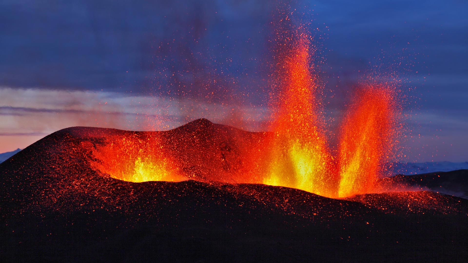 喷涌而出的红色光热 爆发中的艾雅法拉火山，冰岛 (© moodboard/Cultura/Getty Images)