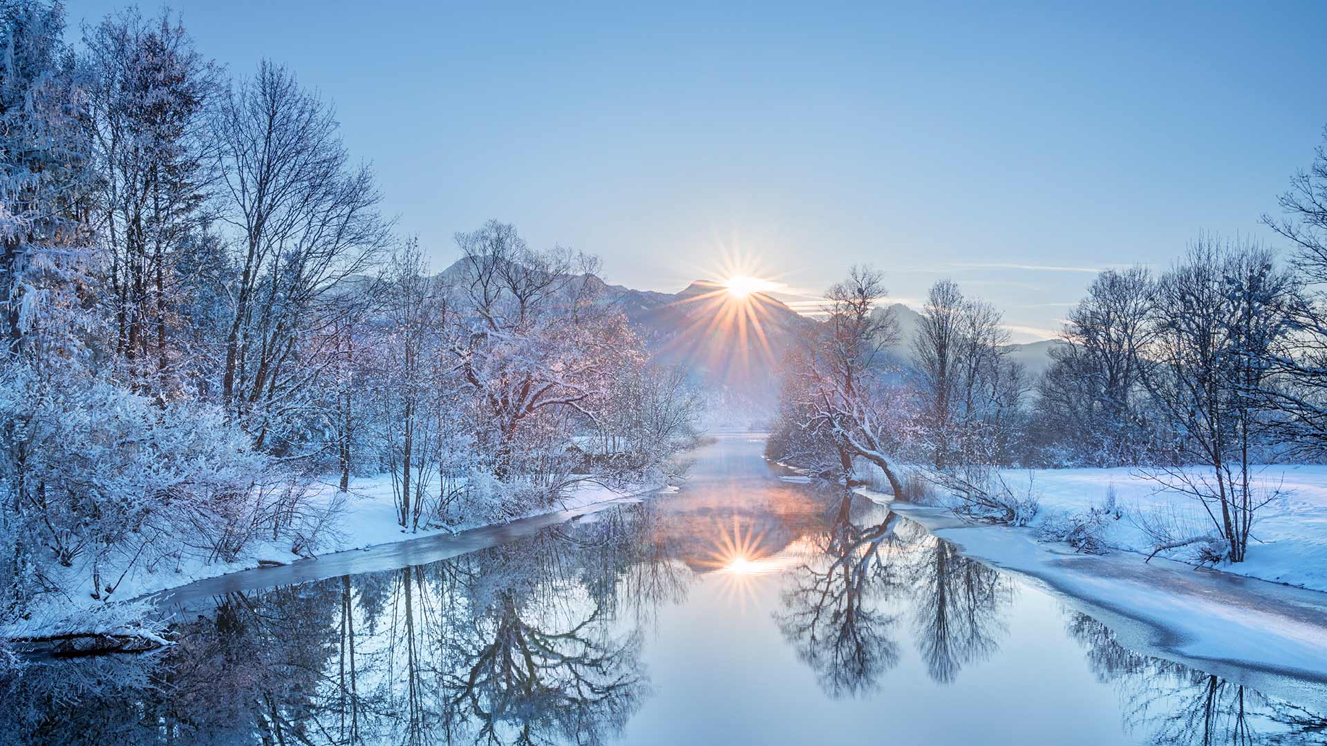 洛伊萨赫河与海姆加滕山，德国巴伐利亚 (© Christian Back/Huber Images/eStock Photo)