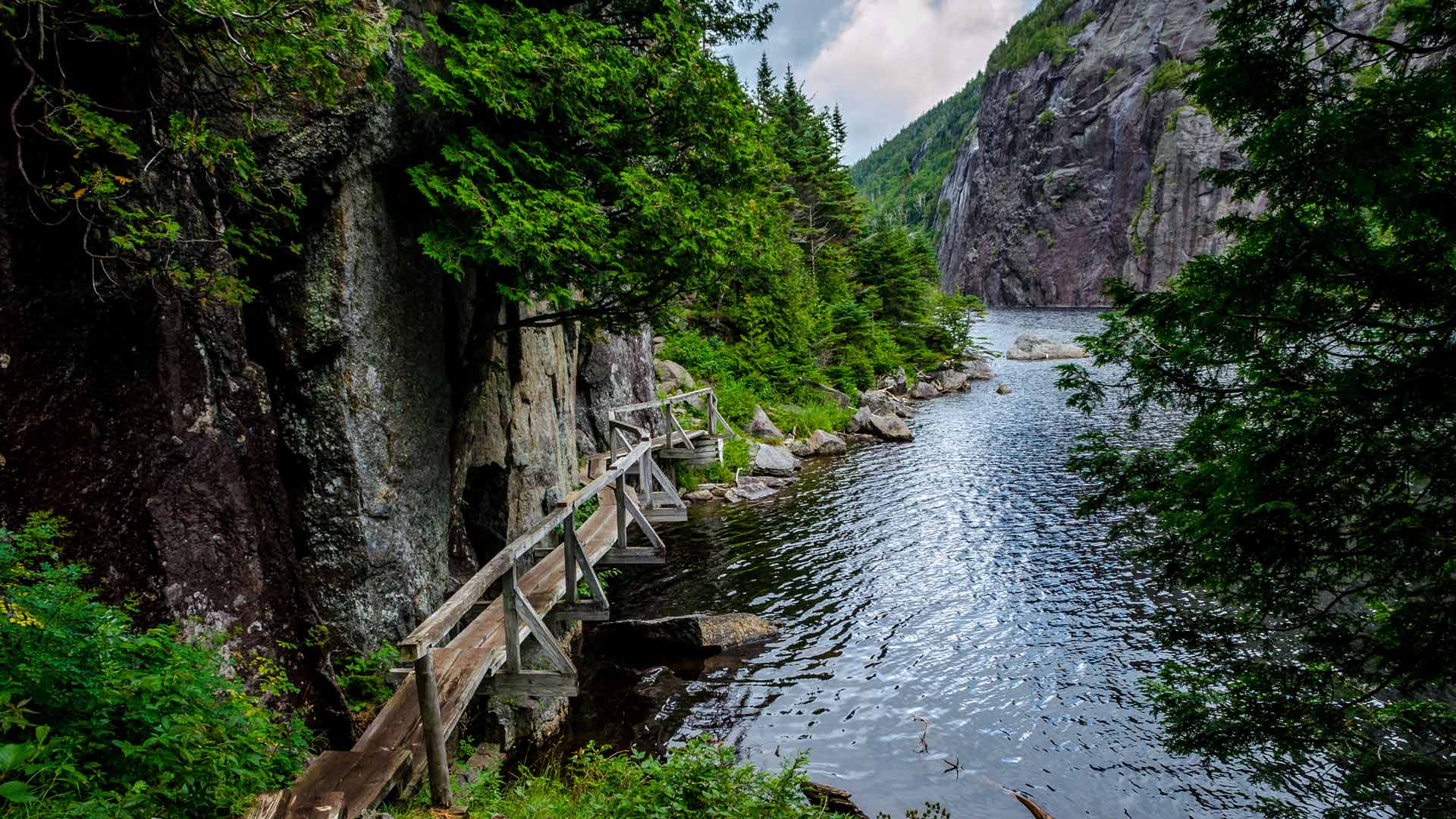 雪崩湖步道，阿迪朗达克高峰区，纽约州，美国 (© Posnov/Getty Images)