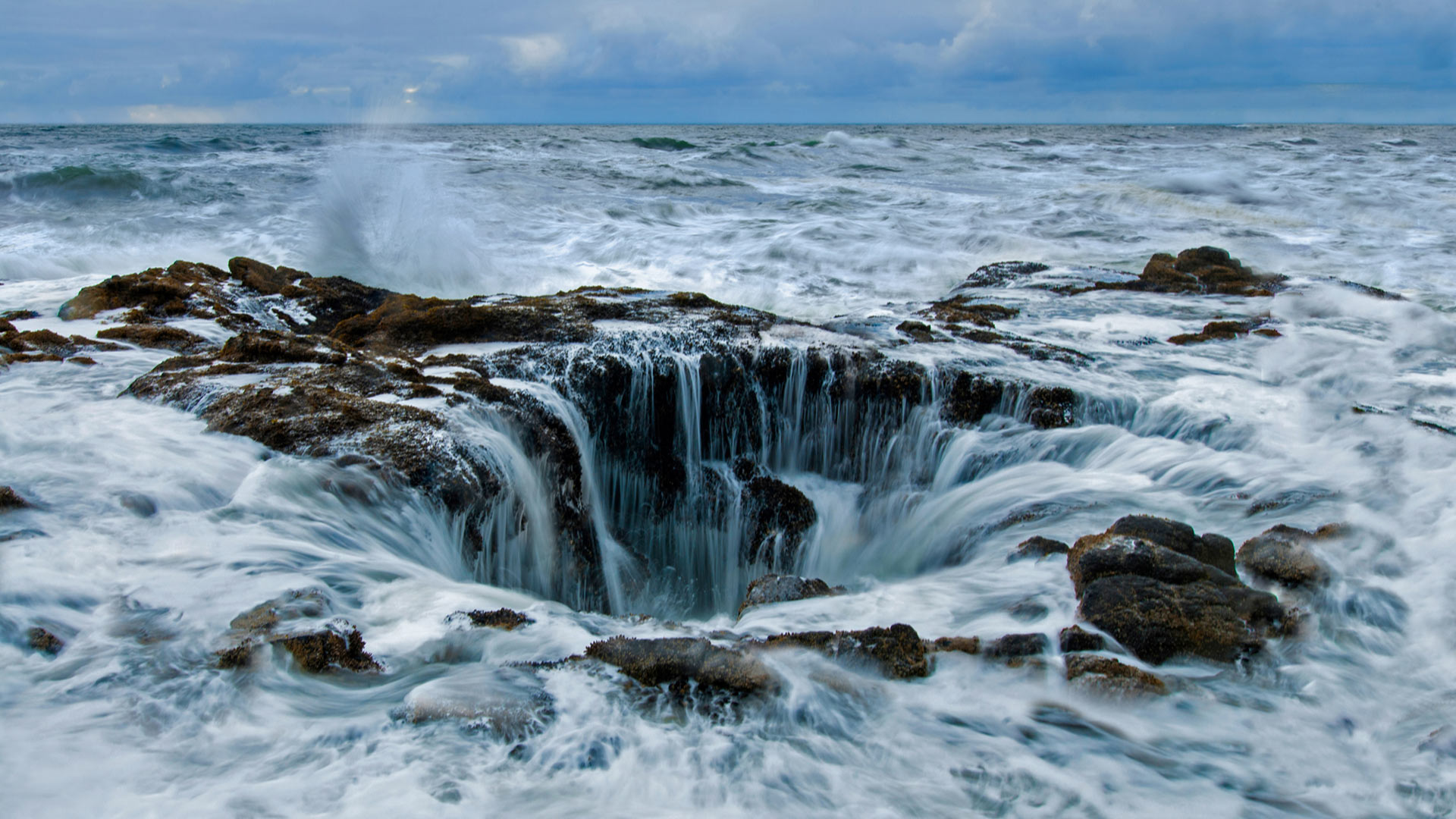 俄勒冈海岸佩蓓角的雷神之井 (© Cavan Images/Offset by Shutterstock)