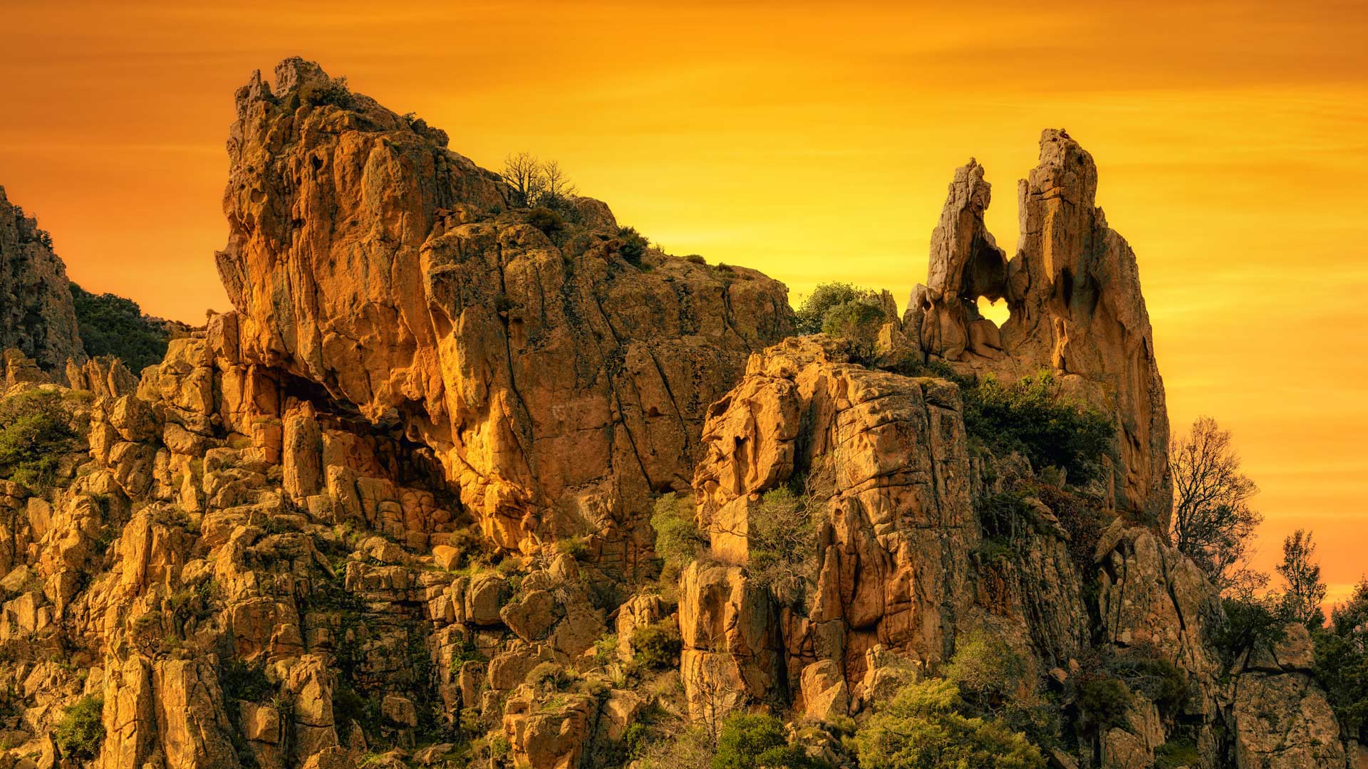 Calanques de Piana岩层上的一个心形洞，法国科西嘉岛 (© joningall/Getty Images)
