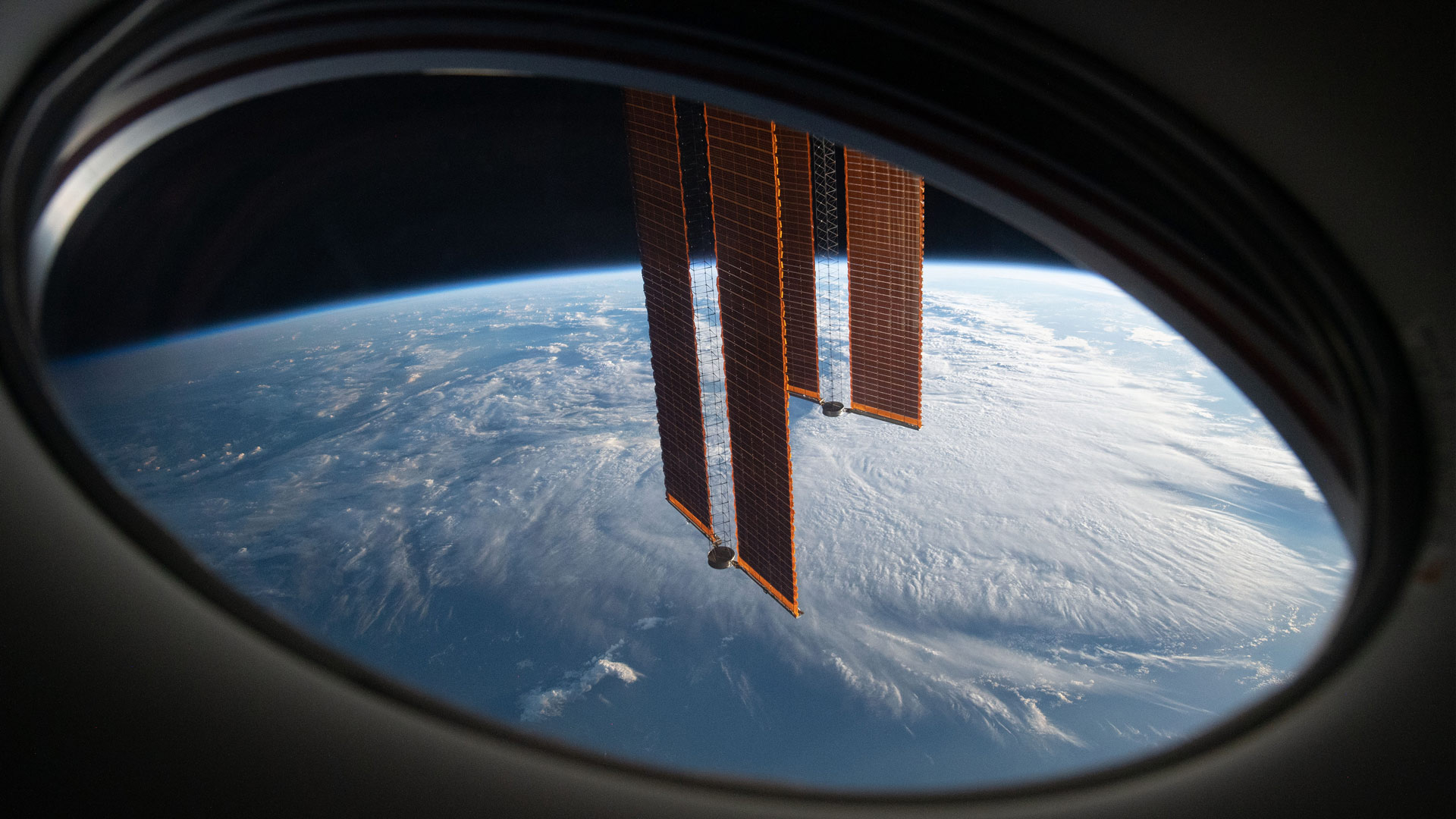 从SpaceX载人龙飞船“奋进号”视角看到的国际空间站主太阳能电池阵列 (© NASA)