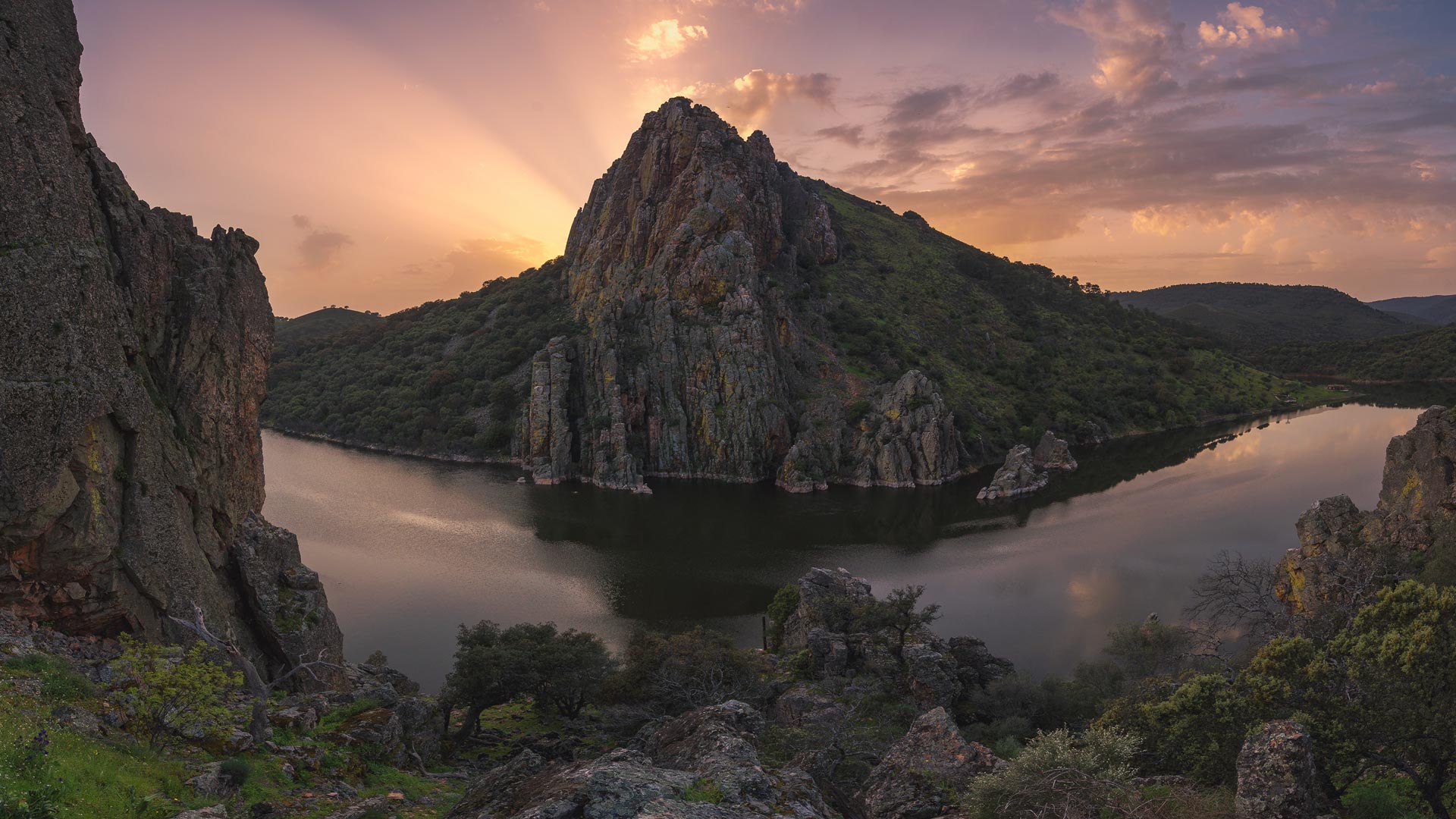蒙弗拉圭国家公园塔霍河畔的猎鹰岩，西班牙 (© Daniel Viñé Garcia/Getty Images)