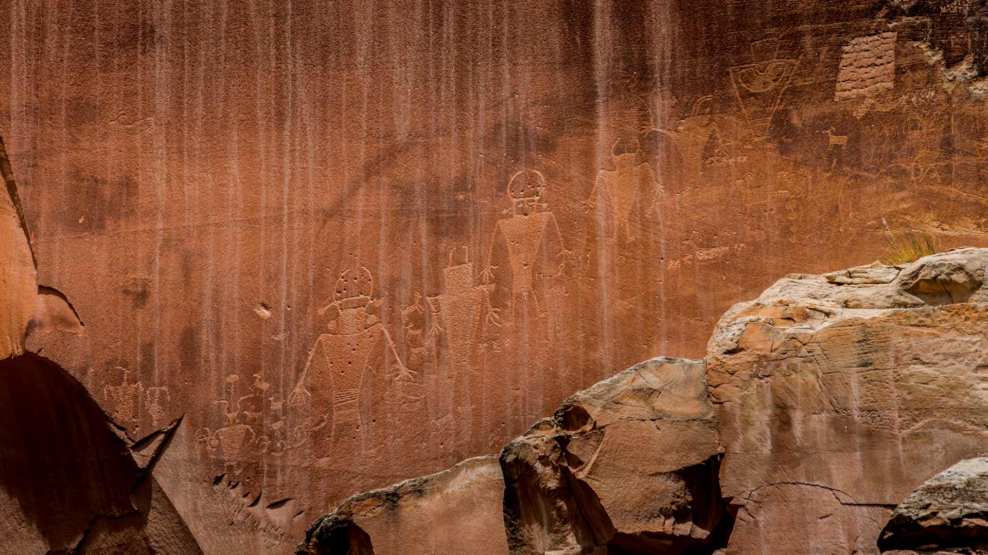 圆顶礁国家公园弗鲁塔附近的岩画, 犹他州, 美国 (© Nicolas VINCENT/Adobe Stock)