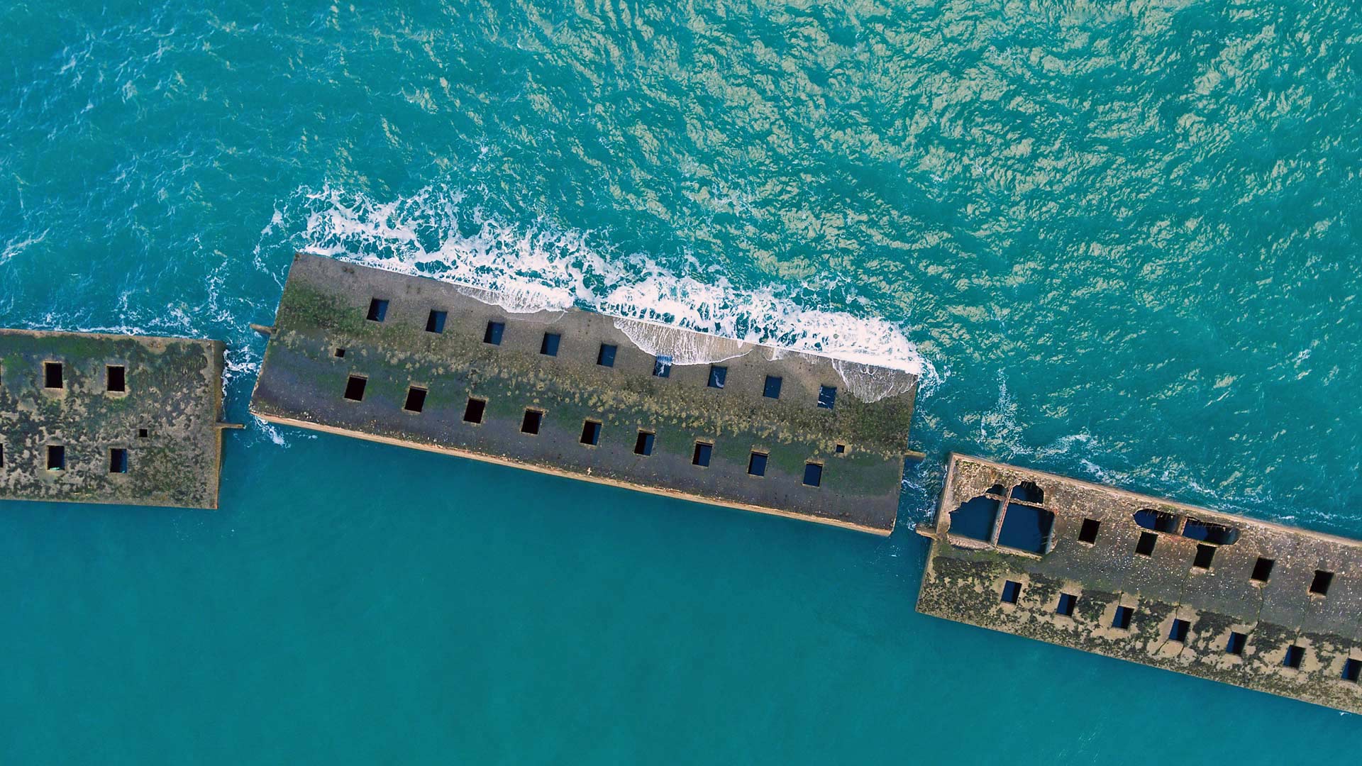 诺曼底入侵后的桑树港遗址，法国诺曼底Arromanches les Bains (© Javier Gil/Alamy)