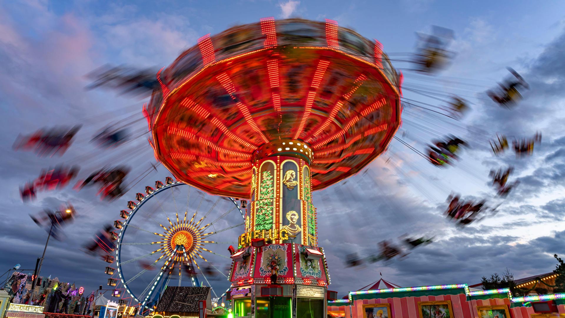 慕尼黑啤酒节上的旋转木马，慕尼黑，巴伐利亚，德国 (© LOOK-foto/Alamy)