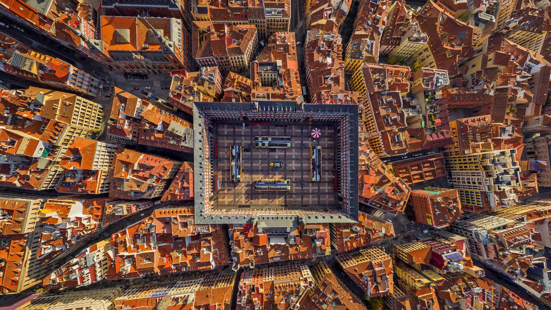 马约尔广场鸟瞰图, 马德里, 西班牙 (© AirPano LLC/Amazing Aerial Agency)