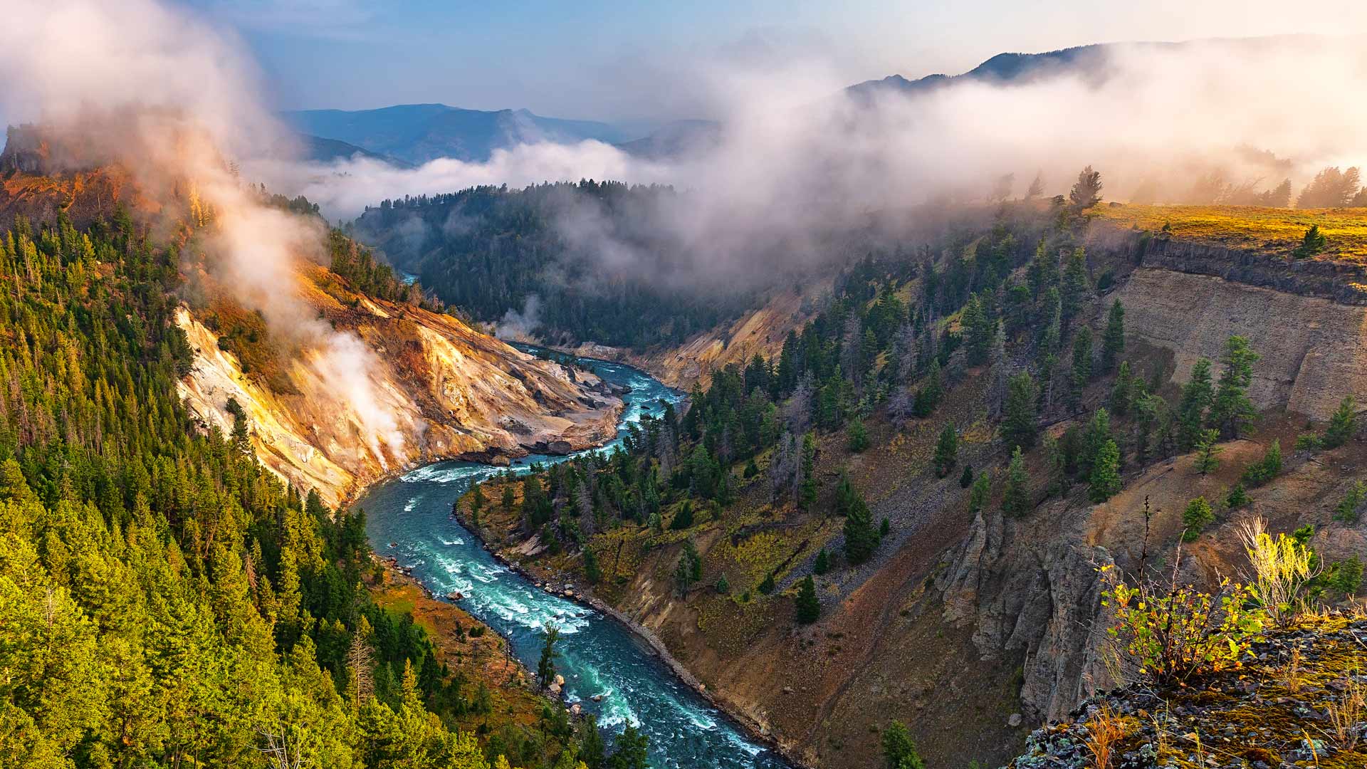 方解石温泉区和黄石河，黄石国家公园，怀俄明州，美国 (© Rebecca L. Latson/Getty Images)